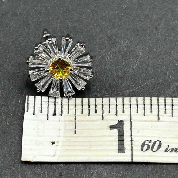 Swarovski Ydillia Stud Earrings, yellow and clear crystal rhodium-plated - Picture 5 of 5